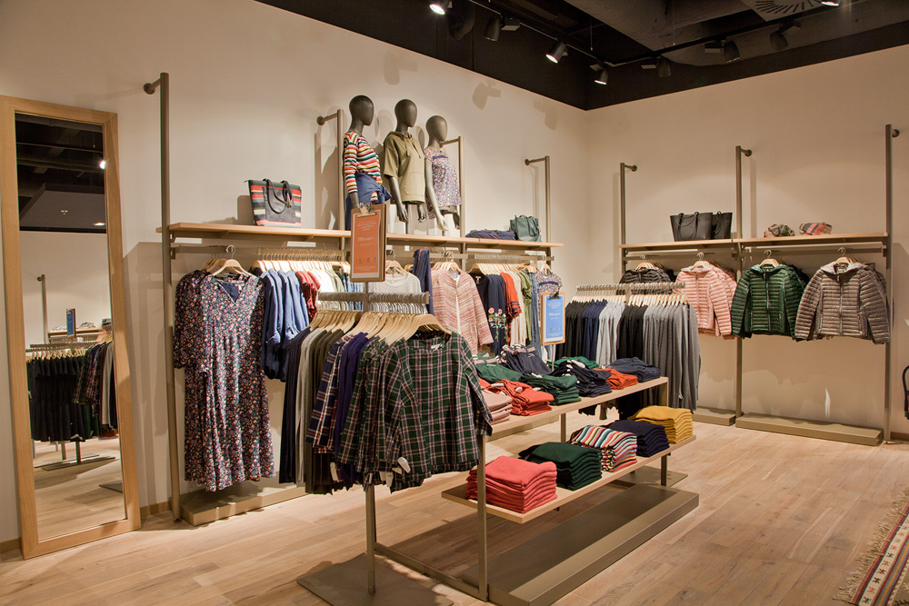 Esprit im Atrio Villach – Interiorfoto der Filiale mit Fokus auf Raumgestaltung.